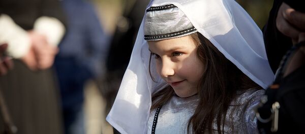 Девочка в национальном грузинском костюме Девочка в национальном грузинском костюме - Sputnik Грузия