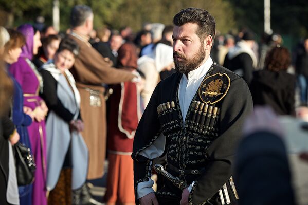 Обязательным элементом грузинского национального мужского костюма является кинжал - Sputnik Грузия