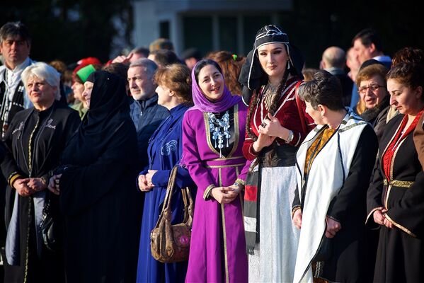 Платья и стиль национальной грузинской одежды, особенно женской, отличаются как по цвету, так и по дизайну. Выбрав тот или иной стиль для себя, если Вам нравится такое платье, надо помнить, что у каждого из них своя история - Sputnik Грузия