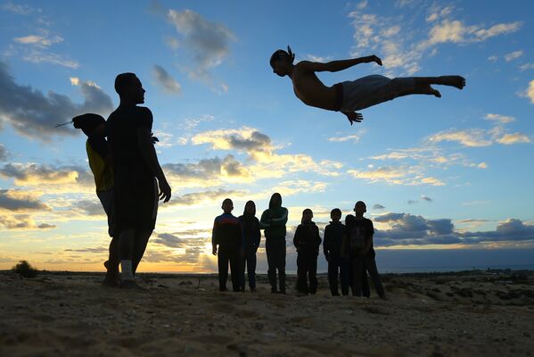 Юные палестинцы демонстрируют свои способности во время отдыха на пляже Рафах на юге Сектора Газа - Sputnik Грузия