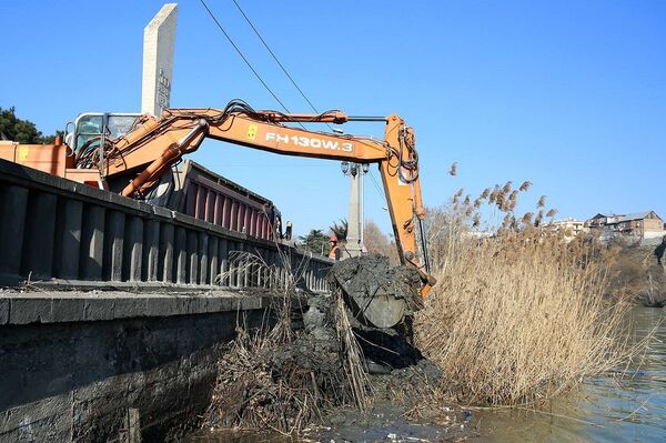 Очистка русла Куры в Тбилиси - Sputnik Грузия