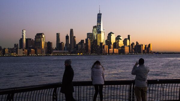 Люди в Хобокен, Нью-Джерси, смотрят на Манхэттен в Нью-Йорке во время заката - Sputnik Грузия