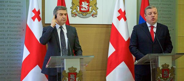 Премьер-министры Армении и Грузии Карен Карапетян и Георгий Квирикашвили на совместном брифинге - Sputnik Грузия