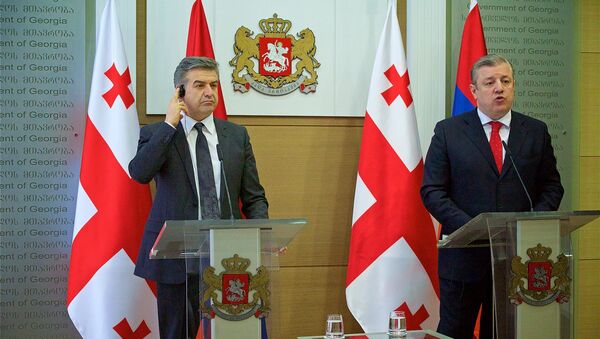 Премьер-министры Армении и Грузии Карен Карапетян и Георгий Квирикашвили на совместном брифинге - Sputnik Грузия