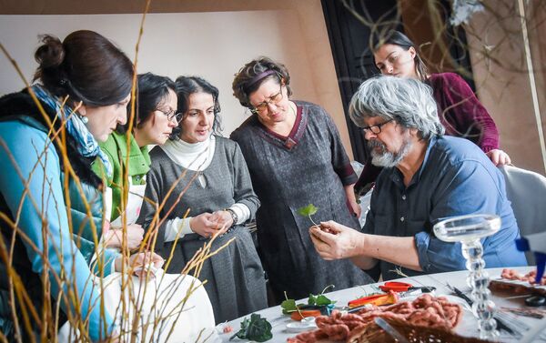 Немецкий флорист-дизайнер Грегор Лерш проводит мастер-класс для грузинских и иностранных флористов - Sputnik Грузия