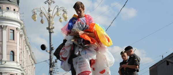 მამაკაცი პლასტიკური პაკეტებით - Sputnik საქართველო