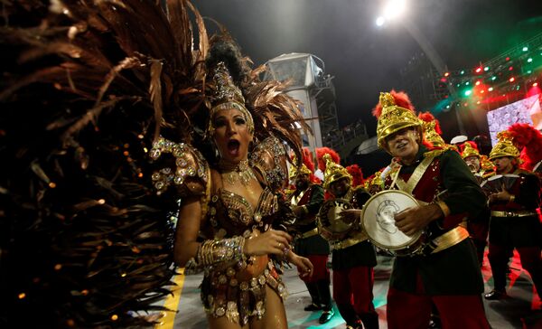 Из Рио традиция карнавальных парадов школ самбы в начале XX века распространяется на другие города Бразилии и особенно приживается в Сан-Паулу - Sputnik Грузия