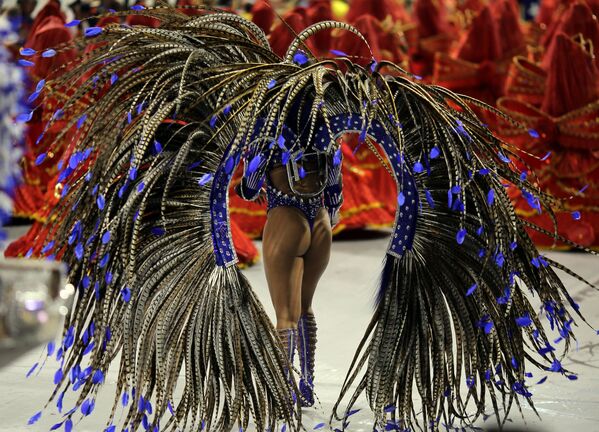 Бразильский карнавал заканчивается утренним Парадом Чемпионов, которых выбирает жюри. При этом оценивается как тема выступления, так и командный дух, декорации и само мастерство исполнения танцев - Sputnik Грузия