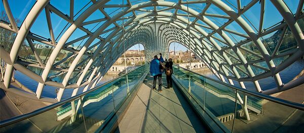 სარემონტო სამუშაოები საფეხმავლო ხიდზე თბილისში სარემონტო სამუშაოები საფეხმავლო ხიდზე თბილისში - Sputnik საქართველო