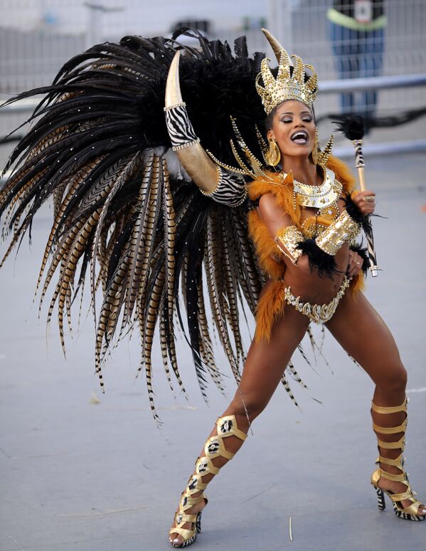 Современный карнавал в Бразилии от импровизации и выступлений обычных жителей, отмечающих праздник, уже давно превратился в многотысячное и хорошо отрепетированное зрелищное шоу - Sputnik Грузия