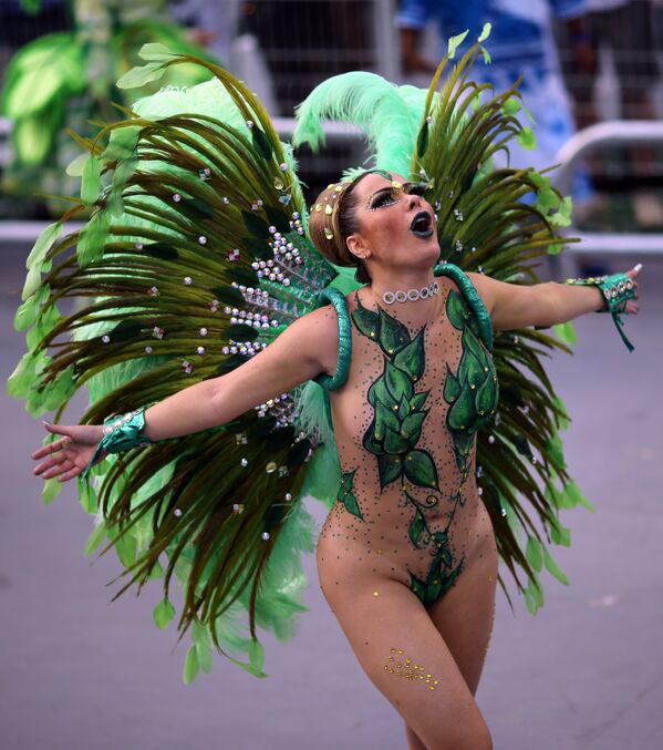 Бразильский карнавал проводится за 40 дней до Пасхи. На фото - танцовщица школы самбы Вай вай участвует в карнавале в Сан Паулу - Sputnik Грузия