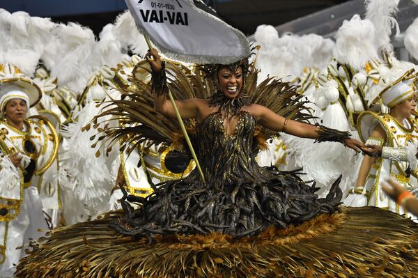 Сегодня в Бразильском карнавале в основном участвуют не любители, а профессиональные артисты. На фото - танцовщица школы самбы Vai Vai демонстрирует свое мастерство - Sputnik Грузия