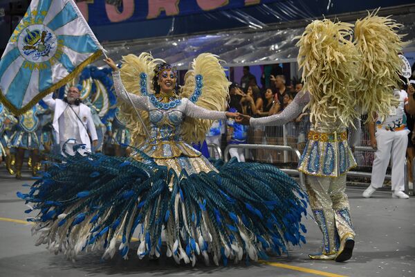 Современные черты нынешнему Бразильскому карнавалу были приданы в середине XIX века - благодаря усилиям высших классов бразильского общества. Празднику была придана организованность, так как до этого зачастую приходилось привлекать полицию для наведения порядка во время народных гуляний. C 50-х годов XIX века состоятельные горожане в Бразилии стали нанимать оркестры и танцоров, красочно одевались и начали устраивать парады - Sputnik Грузия