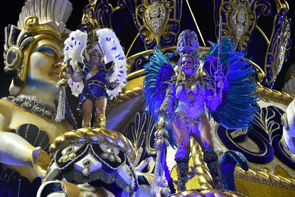 Бразильский карнавал соединил в себе традиции Старого и Нового света, и сегодня представляет из себя яркое и зрелищное шоу - Sputnik Грузия