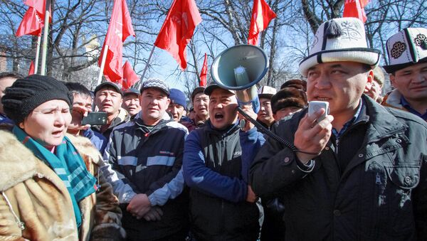 Сторонники задержанного лидера оппозиции Омурека Текенбаева в Бишкеке, Киргизстан - Sputnik Грузия