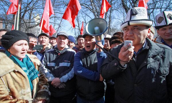 Сторонники задержанного лидера оппозиции Омурека Текенбаева в Бишкеке, Киргизстан Сторонники задержанного лидера оппозиции Омурека Текенбаева в Бишкеке, Киргизстан - Sputnik Грузия