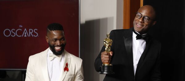 Сценаристы Барри Дженкинс (справа) и Тарелл МакКрейни (слева) на 89-й церемонии награждения кинопремией Оскар - Sputnik Грузия