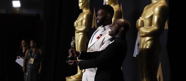 Сценаристы Барри Дженкинс и Тарелл МакКрейни на 89-й церемонии награждения кинопремией Оскар держат в руках свою награду - Sputnik Грузия