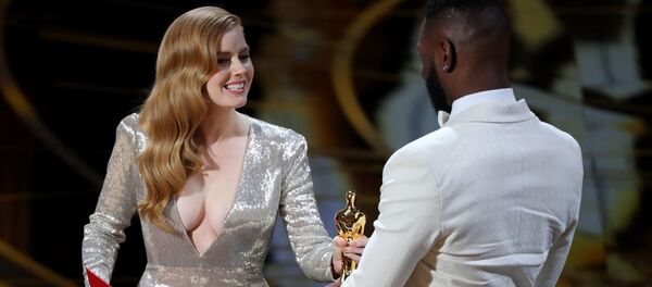 ამერიკელი მსახიობი ემი ადამსი ოსკარს გადასცემს სცენარისტ ბარი ჯენკინსს ოსკარის დაჯილდოვების რიგით 89-ე ცერემონიაზე - Sputnik საქართველო