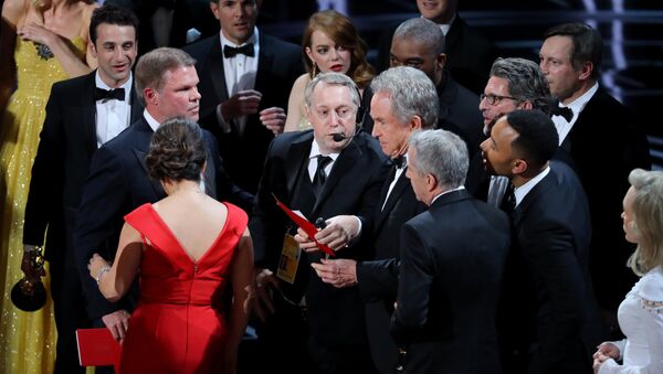 На 89-й церемонии награждения кинопремией Оскар в номинации Лучший фильм года Уоррен Битти по ошибке объявляет мюзикл Ла-Ла-Ленд - Sputnik Грузия