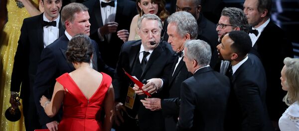 На 89-й церемонии награждения кинопремией Оскар в номинации Лучший фильм года Уоррен Битти по ошибке объявляет мюзикл Ла-Ла-Ленд На 89-й церемонии награждения кинопремией Оскар в номинации Лучший фильм года Уоррен Битти по ошибке объявляет мюзикл Ла-Ла-Ленд - Sputnik Грузия