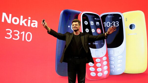 Руководитель Nokia-HMD Арто Нуммела представляет на презентации в Барселоне новый аппарат Nokia 3310 - Sputnik Грузия