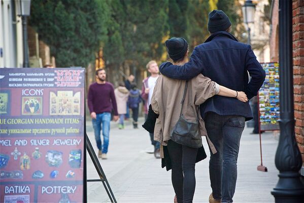 Влюбленные прогуливаются по одной из улиц в центре Тбилиси - Sputnik Грузия
