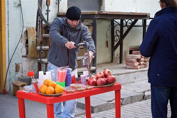 Один из признаков наступающей весны - появление в центре Тбилиси уличных торговцев, делающих соки и фрэши из гранатов и апельсинов. Если они вышли на улицы, то скоро появятся и продавцы мороженного - Sputnik Грузия
