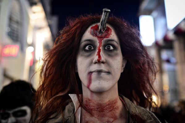 В Афинах состоялся парад зомби. Молодежь, переодетая в костюмы зомби и персонажей фильмов ужасов, провела шествие от центральной площади столицы Синтагмы до Монастираки, где и завершился парад. - Sputnik Грузия