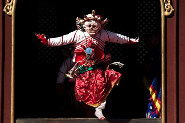 Тибетский монах в костюме демона танцует во время фестиваля избиения духов в храме Ламы в Пекине. Это важный ритуал в тибетском буддизме для того чтобы изгнать злых духов и избавиться от неприятностей - Sputnik Грузия