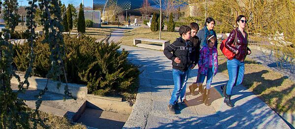 Семья гуляет по парку Рике в центре грузинской столицы - Sputnik Грузия