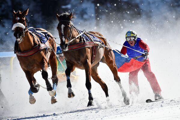 В швейцарском Санкт–Морице прошли традиционные ежегодные соревнования по конным скачкам на обледеневшем озере. Ежегодно этот своеобразный ипподром принимает более тридцати пяти тысяч гостей. На фото - Адриан фон Гутен и его лошадь Момбаса (справа) - Sputnik Грузия