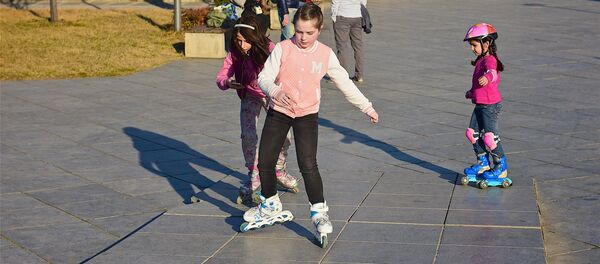 Дети катаются на роликах в парке Рике на тбилисской набережной - Sputnik Грузия