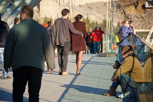 Люди гуляют в солнечный день по центру грузинской столицы. Да, уже чувствуется приход весны - температура в последние дни февраля в Тбилиси достигала 16 градусов - Sputnik Грузия