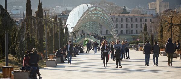Жители и гости грузинской столицы гуляют в парке Мира на центральной набережной Тбилиси - Sputnik Грузия