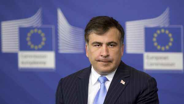 Бывший президент Грузии Михаил Саакашвили слушает вопросы журналистов в здании ЕС в Брюсселе, архив 2013 года - Sputnik Грузия