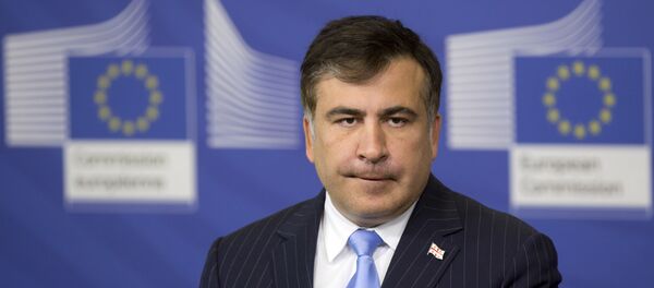 Бывший президент Грузии Михаил Саакашвили слушает вопросы журналистов в здании ЕС в Брюсселе, архив 2013 года - Sputnik Грузия