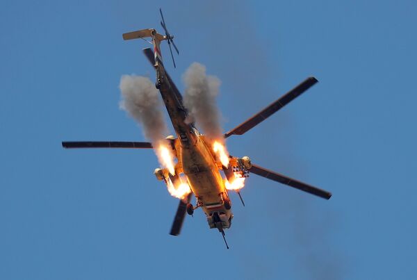 Иракский военный вертолет обстреливает ракетами позиции боевиков в районе Мосула - Sputnik Грузия