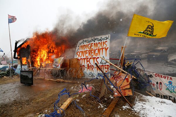 В Северной Дакоте, США, продолжаются акции протеста индейцев сиу против строительства нового нефтепровода по территории их резервации - Sputnik Грузия