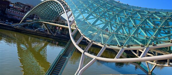 Вид на мост Мира в центре Тбилиси - Sputnik Грузия