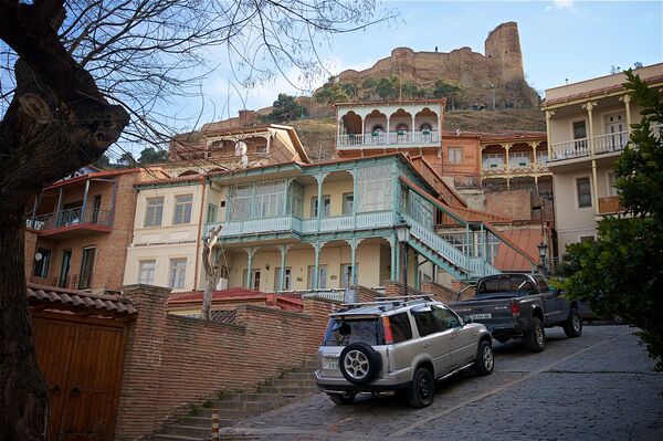 Вид на Нарикала и старые дома в историческом центре Тбилиси - Sputnik Грузия