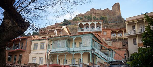 Вид на Нарикала и старые дома в историческом центре Тбилиси Вид на Нарикала и старые дома в историческом центре Тбилиси - Sputnik Грузия