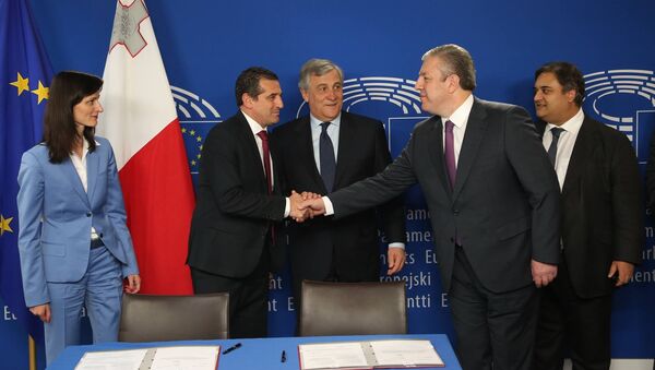 Премьер Грузии Георгий Квирикашвили пожимает руку представителю страны-председателя Совета ЕС Крису Агиусу - Sputnik Грузия