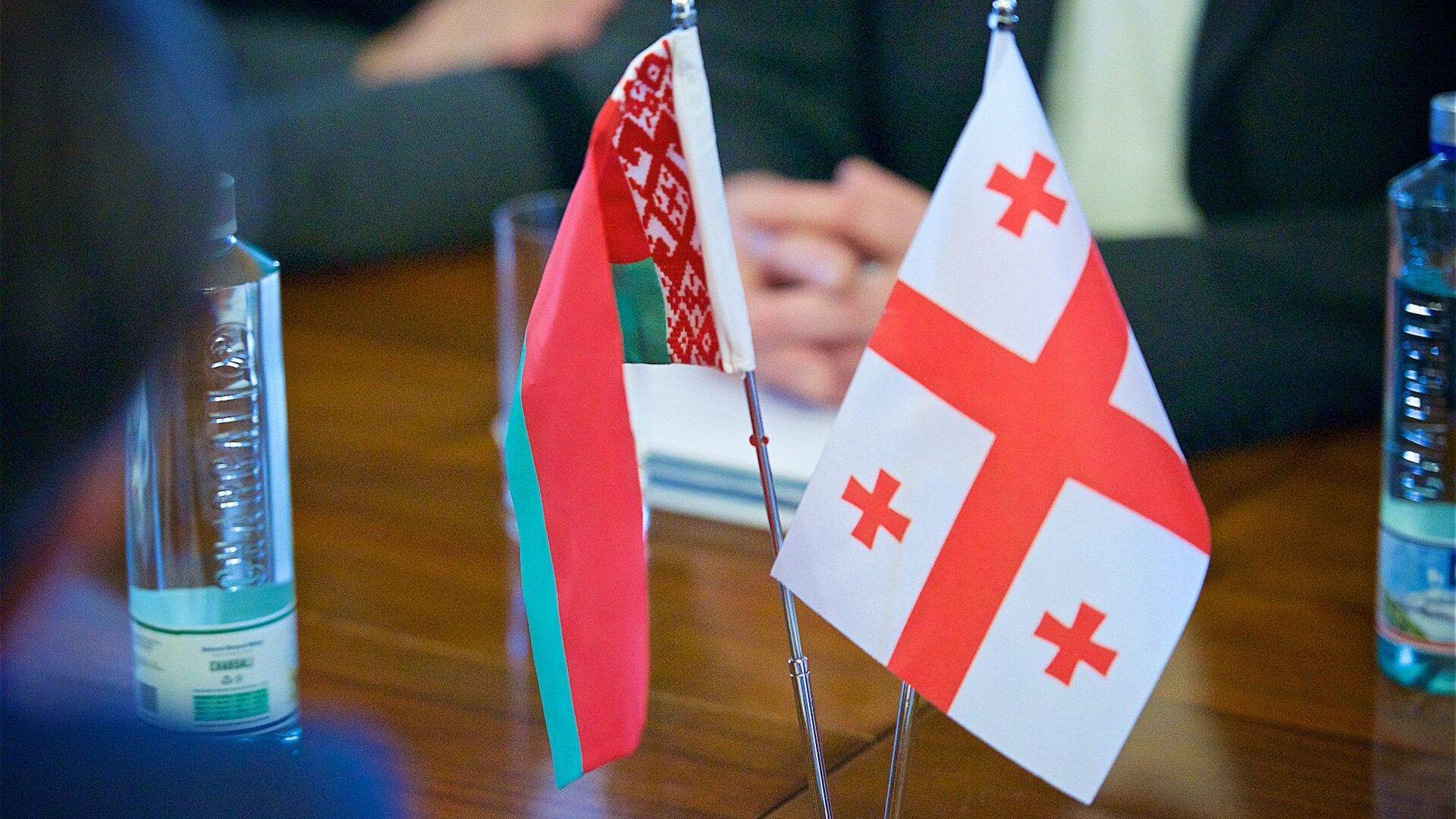 Флаги Беларуси и Грузии за столом переговоров - Sputnik Грузия, 1920, 27.05.2022