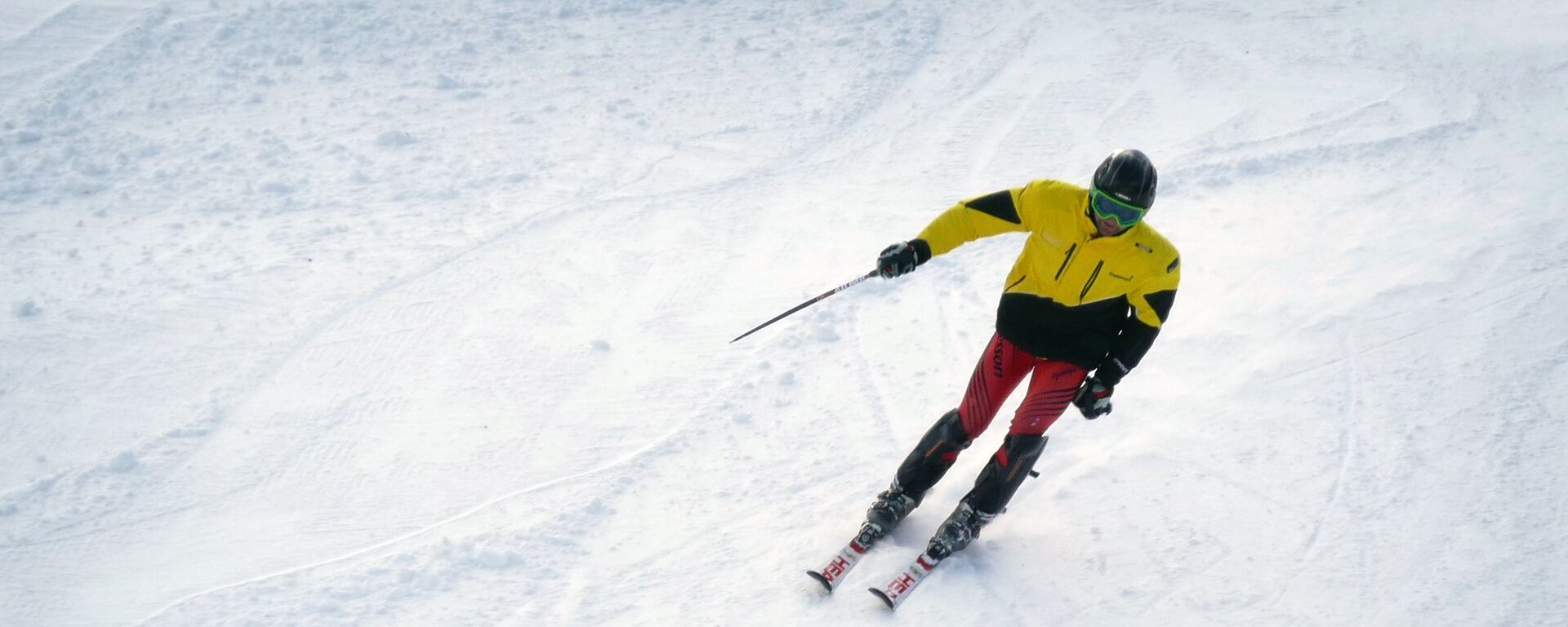 Лыжник на высокогорном зимнем курорте в Бакуриани - Sputnik Грузия, 1920, 12.02.2021