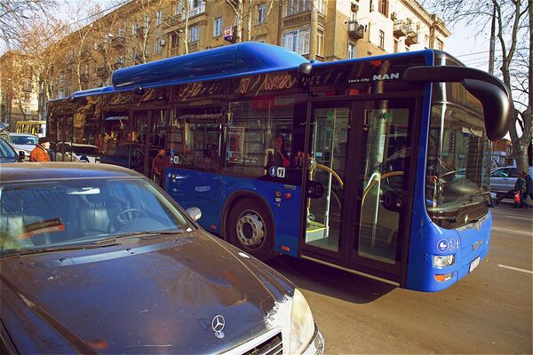 Новые синие автобусы на улицах Тбилиси - автобус номер 37 едет в аэропорт Новые синие автобусы на улицах Тбилиси - автобус номер 37 едет в аэропорт - Sputnik Грузия