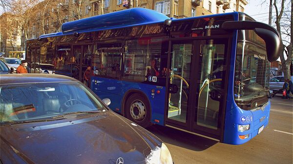 Новые синие автобусы на улицах Тбилиси - автобус номер 37 едет в аэропорт - Sputnik Грузия