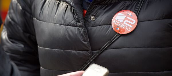 Значок с символикой Рустави 2 на груди у одного из участников акции в защиту телекомпании - Sputnik Грузия