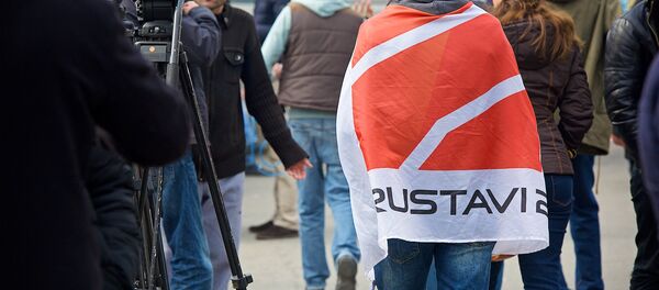 Сторонники ЕНД и Рустави 2 у здания телекомпании Сторонники ЕНД и Рустави 2 у здания телекомпании - Sputnik Грузия