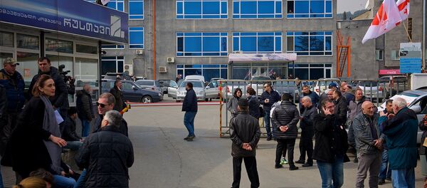 Люди у здания телекомпании Рустави 2 - Sputnik Грузия